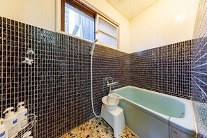 Sèche-cheveux, serviettes fournies