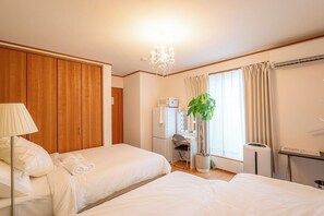 Escritorio, tabla de planchar con plancha, wifi gratis y ropa de cama 