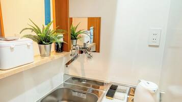 Fridge, microwave, stovetop, cookware/dishes/utensils