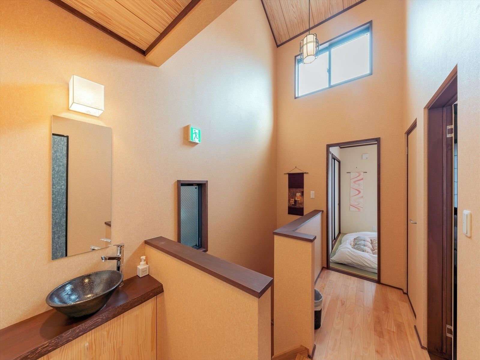 書桌、免費 Wi-Fi、床單