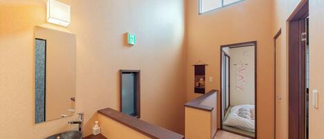 書桌、免費 Wi-Fi、床單