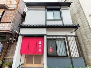 Exterior detail - YADOYA Hakuteian Japanese style House in Asakusa / Taitung District Tokyo (Taitung District)