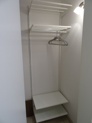 Interior - Quiet guesthouse with parking lot, WLAN and private bathrooms. Pets welcome. (Magdeburg)