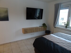 1 bedroom, WiFi, bed sheets - Quiet guesthouse with parking lot, WLAN and private bathrooms. Pets welcome. (Magdeburg)