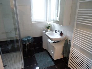 Douche, sèche-cheveux, serviettes fournies, savon