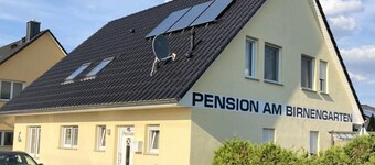 Quiet guesthouse with parking lot, WLAN and private bathrooms. Pets welcome.