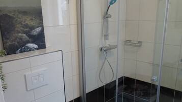 Dusche, Haartrockner, Handtücher, Seife