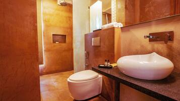 Dusj, toalettartikler (inkludert), håndklær og såpe