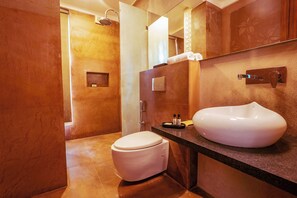 Een douche, gratis toiletartikelen, handdoeken, zeep