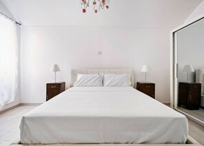 1 bedroom, free WiFi, bed sheets - Historic center with private Garden and 5 minutes drive to the sea. Total relaxation! (Sorso)