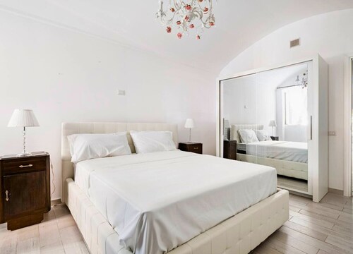 Historic center with private Garden and 5 minutes drive to the sea. Total relaxation!