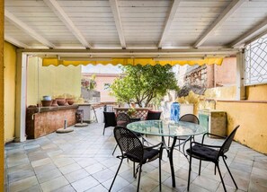 Outdoor dining - Historic center with private Garden and 5 minutes drive to the sea. Total relaxation! (Sorso)