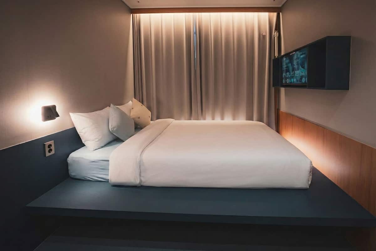 Habitación doble, vista a la ciudad | Cortinas blackout, tabla de planchar con plancha y wifi gratis