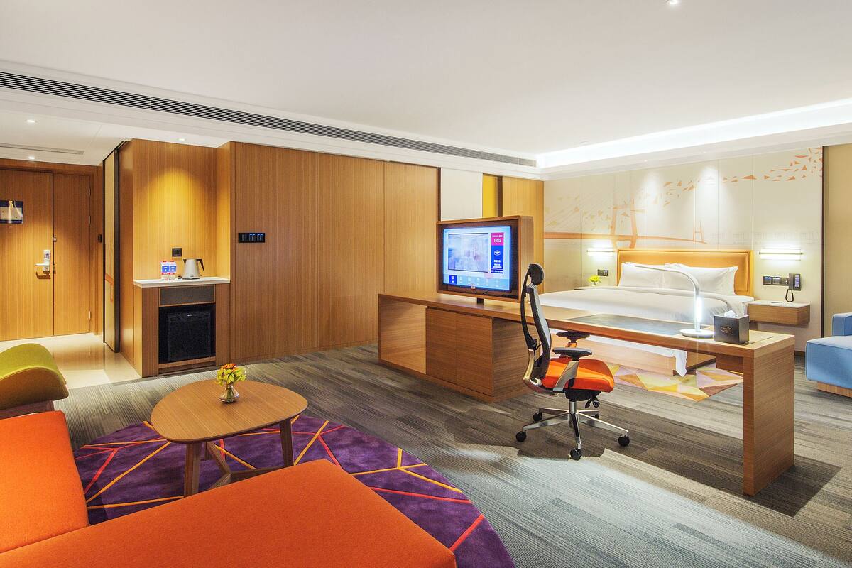 Suite estudio de lujo, vistas a la ciudad | Escritorio, espacio para trabajar con un portátil, wifi gratis