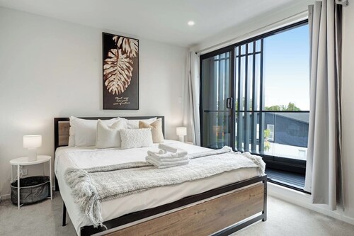 Takapuna Modern Townhouse | Parking nr Lake Pupuke
