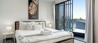 Takapuna Modern Townhouse | Parking nr Lake Pupuke