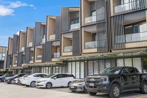 Exterior - Takapuna Modern Townhouse | Parking nr Lake Pupuke (Auckland North Shore)
