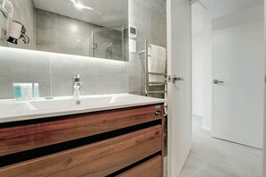 Hair dryer, towels - Takapuna Modern Townhouse | Parking nr Lake Pupuke (Auckland North Shore)