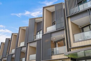 Exterior - Takapuna Modern Townhouse | Parking nr Lake Pupuke (Auckland North Shore)