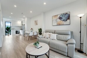 TV - Takapuna Modern Townhouse | Parking nr Lake Pupuke (Auckland North Shore)