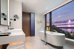 Yhden hengen panoraamahuone, järvinäköala | Kylpyhuone | Hiustenkuivaaja, tohvelit, pyyhkeet, sampoo