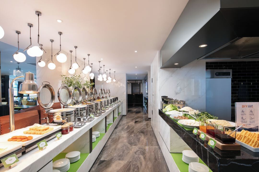 Un'attrezzatura per buffet con diversi cibi e un cartello che indica opzioni fai da te.