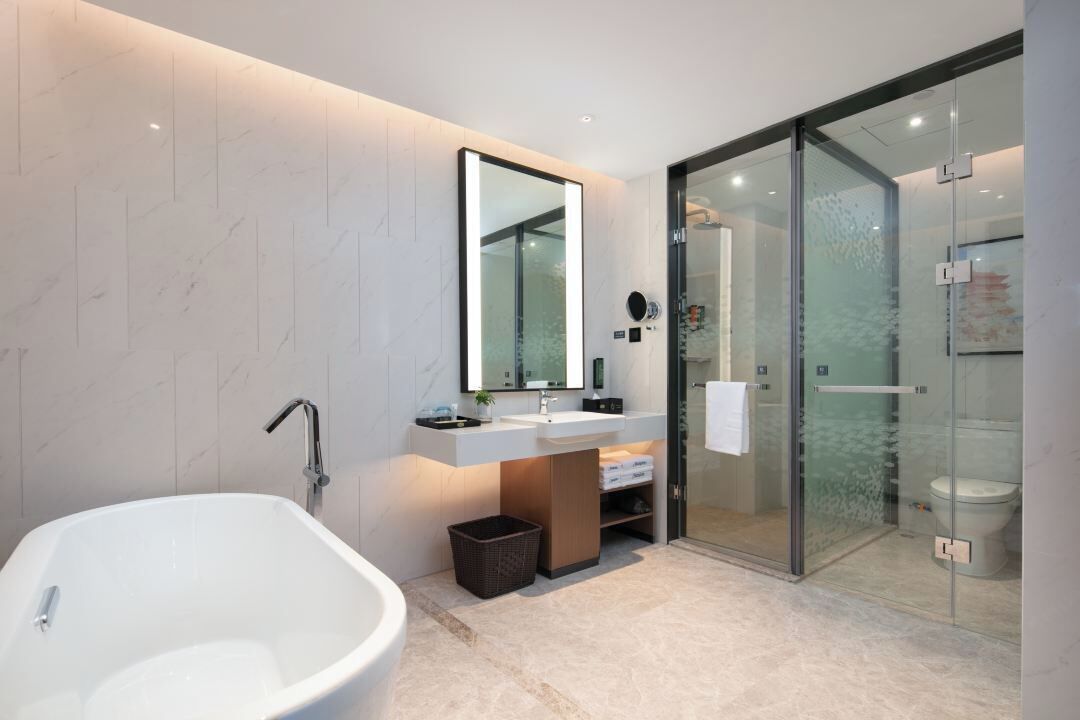 Une salle de bain moderne avec une baignoire sur pieds, une douche à parois de verre et un meuble-lavabo avec un miroir.