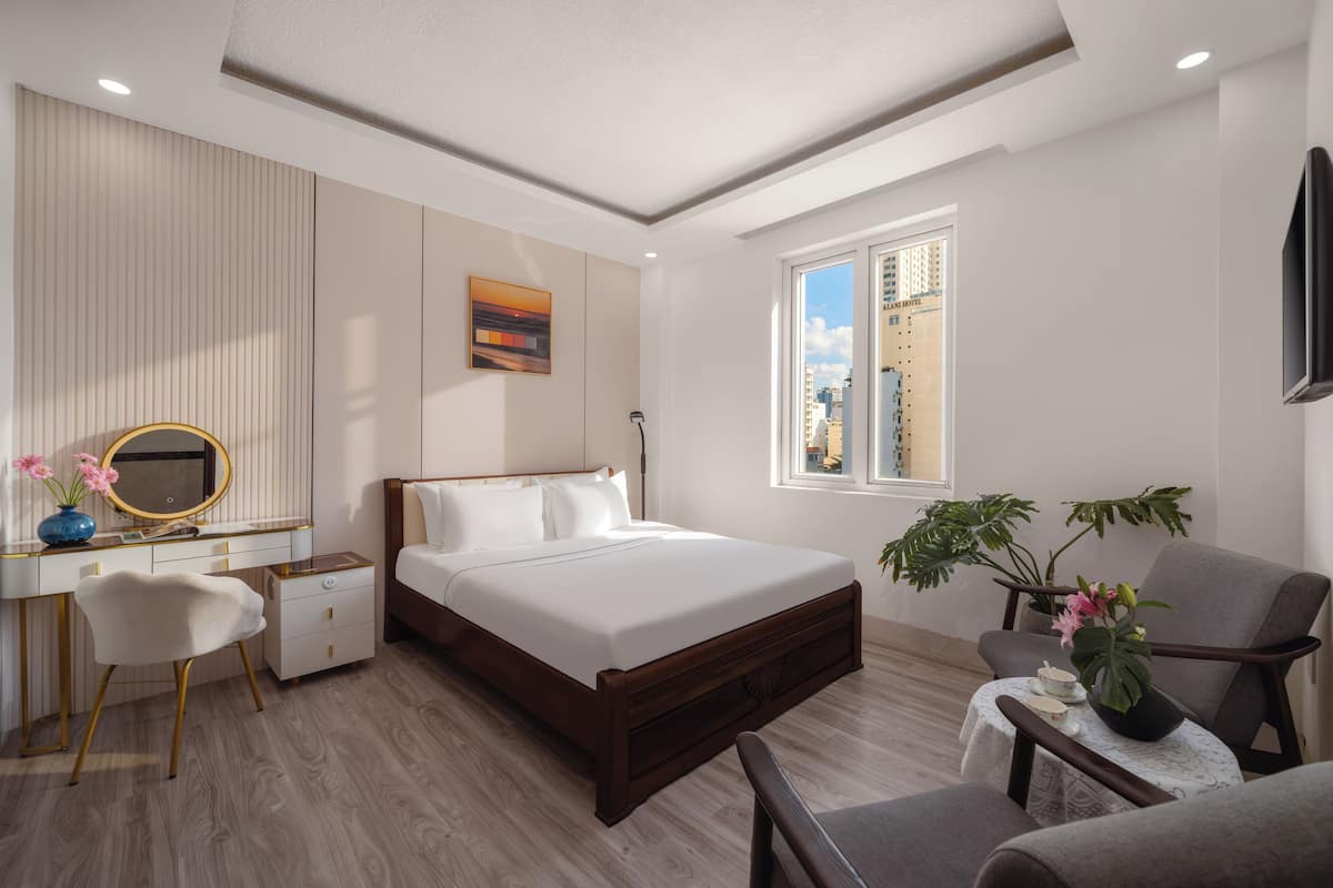 Superior Double Room, City View | Desk, free WiFi