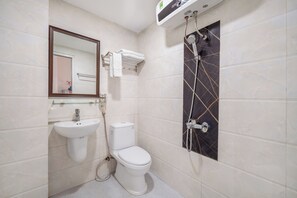 Shower, free toiletries, hair dryer, towels - Sea Beside Me Hotel & Suites (Ngu Hanh Son)
