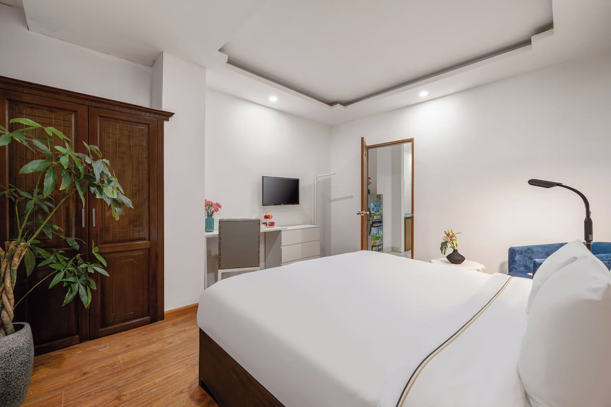 Deluxe Apartment, City View | Desk, free WiFi