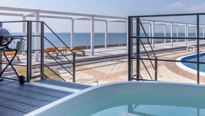 A pool area with a hot tub, lounge chairs, and a view of the sea. - SPACE KEY POINT RIVIERA ZUSHI MARINA (Zushi)