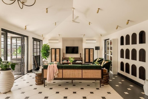 Living area - Viraam Estate by RÊVE Escapes - Premium 4 BHK Villa Near Anjuna Beach (Siolim)