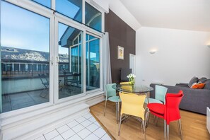 Dining - The Closest 3BedroomsApartment to ExCeL Exhibition Centre:Your Ideal London Stay (London)