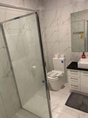 House, 4 Bedrooms, Garden View | Bathroom - Fresh & Modern 3BR Home Ensuite Open Views (Melbourne)