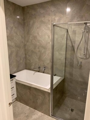 House, 4 Bedrooms, Garden View | Bathroom - Fresh & Modern 4BR Home 2 x Ensuite Park and Lake Views (Rockbank)