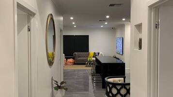 House, 4 Bedrooms, Garden View | Lobby