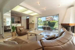 Flat-screen TV - 2BR Cozy Villa Saint-Jean-Cap-Ferrat (Saint-Jean-Cap-Ferrat)