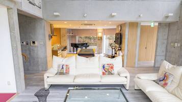 Villa Luxe | Coin séjour | Télévision à écran plat de 37 pouces avec chaßnes par cùble