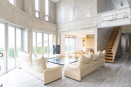 Luxury Villa. Urban View Villa