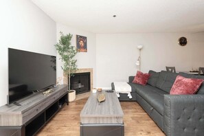 TV, offices - Spacious 2BR Retreat in Hollywood with pool access (Los Angeles)