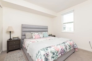 Room - Spacious 2BR +Rooftop Pool+ view of Hollywood Sign (Los Angeles)