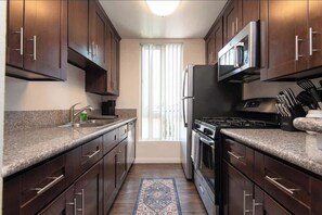 Fridge, microwave, oven, stovetop - Spacious 2BR Retreat in Hollywood with pool access (Los Angeles)