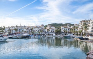 Marina - Harbour Heaven: 2-Bed, 2-Bath Apartment Steps from Duquesa Marina and Beach (Manilva)