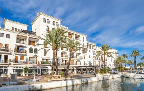 Harbour Heaven: 2-Bed, 2-Bath Apartment Steps from Duquesa Marina and Beach
