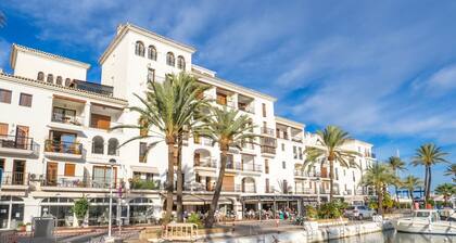 Harbour Heaven: 2-Bed, 2-Bath Apartment Steps from Duquesa Marina and Beach