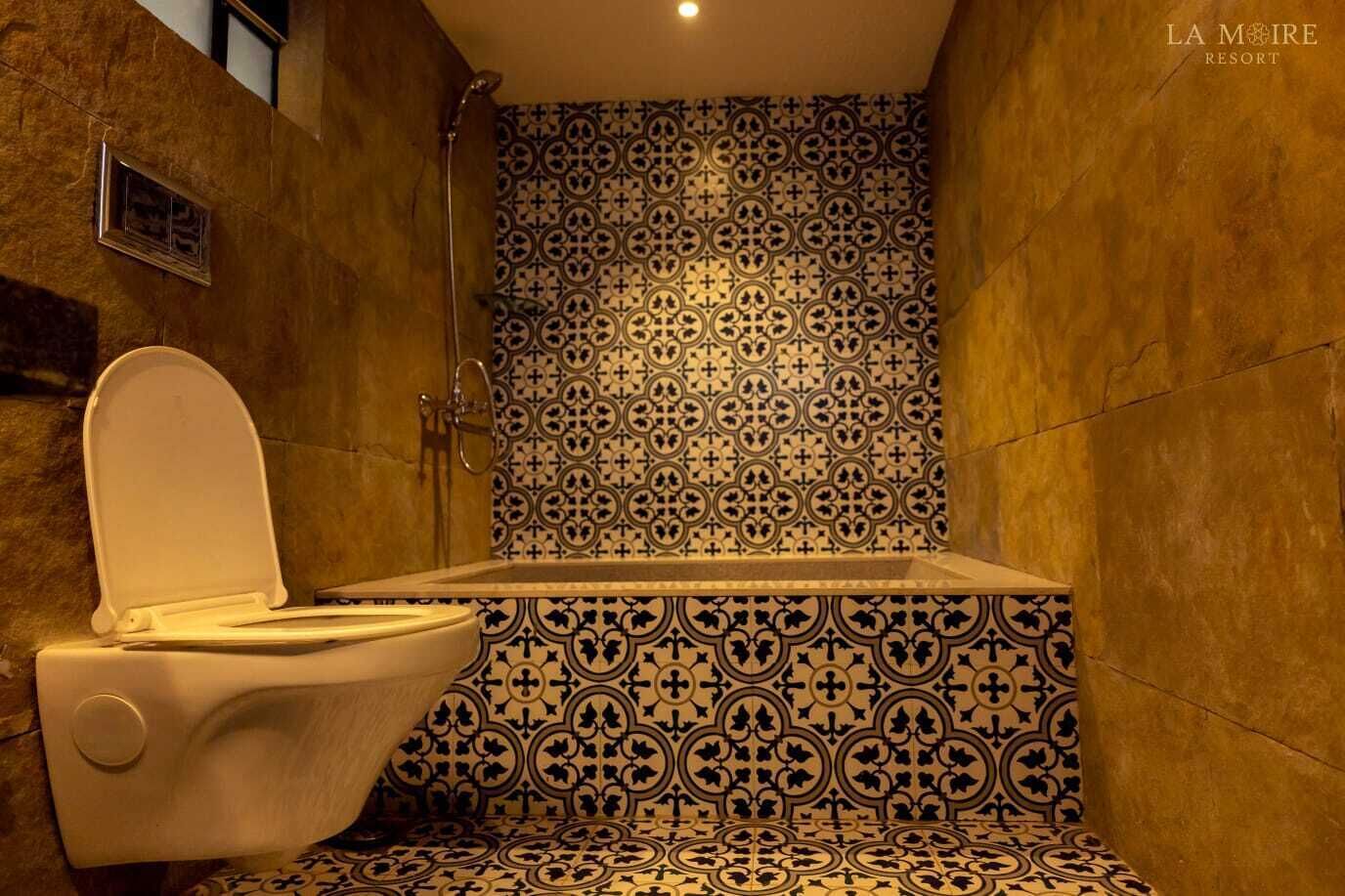 Royal Room | Bathroom | Free toiletries, soap, shampoo, toilet paper