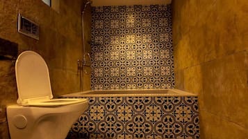 Royal Room | Bathroom | Free toiletries, soap, shampoo, toilet paper