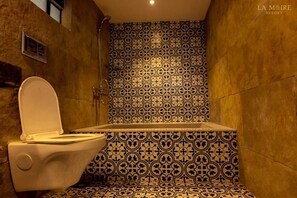 Artículos de tocador gratuitos, jabón, shampoo, papel higiénico