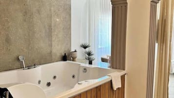 Haartrockner, Handtücher, Seife, Toilettenpapier