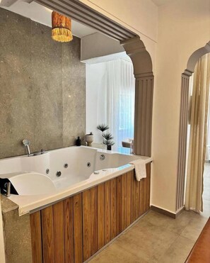 Haartrockner, Handtücher, Seife, Toilettenpapier